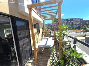 a pergola on the side of a building at Downsview Park Retreat 1 - Rogers Stadium Getaway in Toronto +4 photos