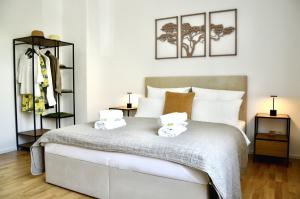 ein Schlafzimmer mit einem Bett und zwei Handtüchern in der Unterkunft LaMiaCasa City 145 qm 2 Baths Parking in Stuttgart
