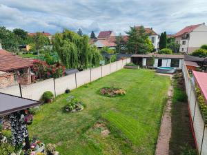 an aerial view of a yard with a fence at Červená cesta in Kunowitz