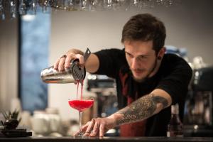 Getränke in der Unterkunft Radisson RED Brussels