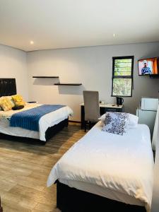 เตียงในห้องที่ The Valley Guest House