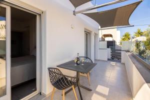 a patio with a table and chairs on a balcony at Ageri Suite II in Vóthon