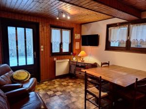 a living room with a table and a couch at Appartement proche stations de ski in Abondance