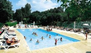 a group of people in a swimming pool at Camping 4 étoiles - Piscine - ccbfhbf in Badefols-sur-Dordogne