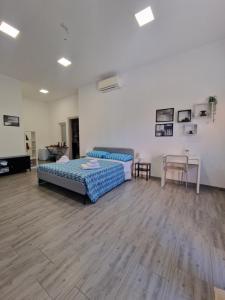 ein Zimmer mit einem Bett, einer Couch und einem Tisch in der Unterkunft Via Contu in Iglesias