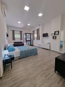 ein großes Schlafzimmer mit Bett und Fernseher in der Unterkunft Via Contu in Iglesias