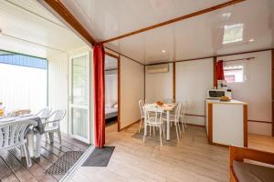 a kitchen and dining room with a table and chairs at Camping 4 étoiles - Piscine - ccbfhbf in Badefols-sur-Dordogne
