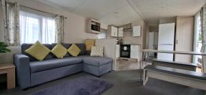 a living room with a couch and a kitchen at Billing Aquadrome , Hailsham 2 Bedrooms, BLP60 in Northampton