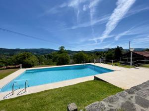 a swimming pool with a view of the mountains at Quinta do Eirô in Fonte Arcada