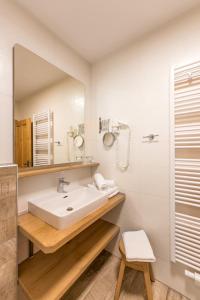a bathroom with a sink and a mirror at Weingut Peter Skoff - Domäne Kranachberg in Gamlitz