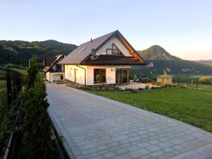 a house with a pathway leading to it at Domek Przekop in Sromowce Wyżne