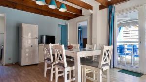 a kitchen and dining room with a table and chairs at Résidence Mes Amours d'Enfants - Les Villas du Lac in Soustons