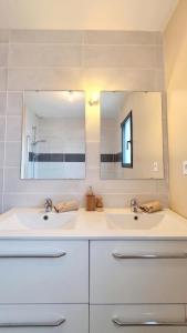 a bathroom with two sinks and a large mirror at Ty'Ven in Elven +35 photos