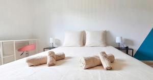 a bedroom with a white bed with two towels on it at Ty'Ven in Elven