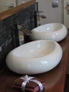 two white sinks on a counter in a bathroom at Altes Pastorat in Barmstedt