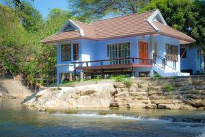 a house on a rock next to a river at พฤกษา วัลเลย์ รีสอร์ท in Ban Mak