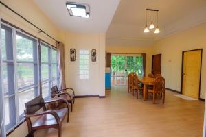 a dining room with a table and chairs at พฤกษา วัลเลย์ รีสอร์ท in Ban Mak
