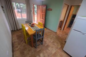 a kitchen with a table and chairs and a refrigerator at VerdeMonte - Cabaña Lapacho in Leandro N. Alem
