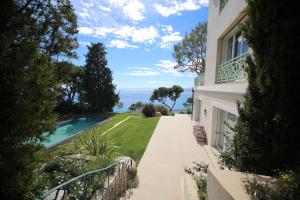 a walkway leading to a house with a swimming pool at Villa Cœur de Mer in Nice