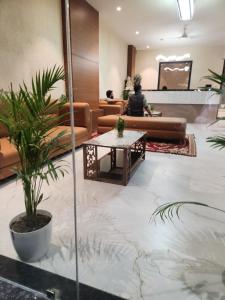 a lobby with couches and a person sitting on a couch at Hotel Manchester Royals LLP in Boria Kalān