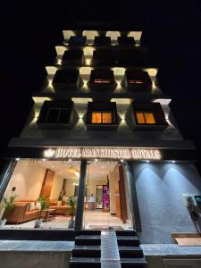 a building with a hotel mandela manchester korea at Hotel Manchester Royals LLP in Boria Kalān