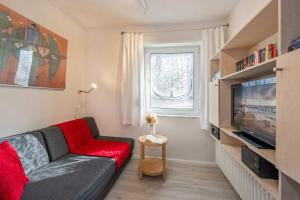 a living room with a couch and a television at Ferienanlage Seeblick Kunstquartier in Koserow