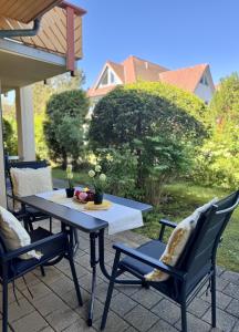 a table and chairs sitting on a patio at Oewern Diek App 03 in Wustrow