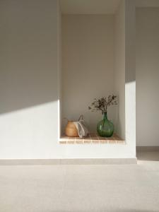 a vase sitting on a shelf in a room at La Pionera in Mejorada +2 photos