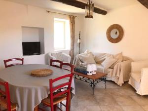 a living room with a table and a couch at L'Arbre d'Alice in Ongles