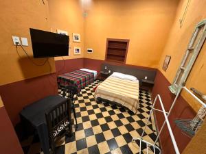 a room with a tv and a couch and a floor at Taguato Recoleta in Asunción