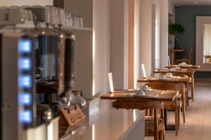 eine Reihe von Tischen und Stühlen in einem Restaurant in der Unterkunft Mareta View - Boutique Bed & Breakfast in Sagres