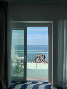 a room with a sliding glass door with a view of the ocean at Metasuites Beach in Meta