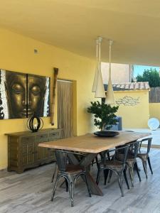 a dining room with a wooden table and chairs at Villa Bo in Deltebre