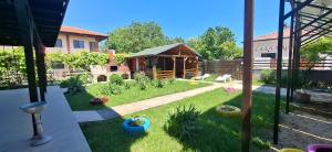 a small garden with a gazebo in a yard at Casa Călin in Vama Veche