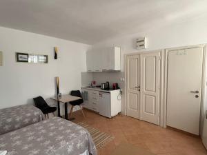 a small room with a bed and a kitchen at Old Town Mattarelli Studio in Kotor
