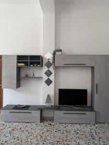 a living room with a tv and a table at Koras 142 in Sennori