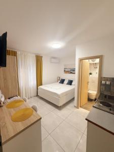 a living room with a bed and a kitchen with at Apartment Šušanj in Karlobag