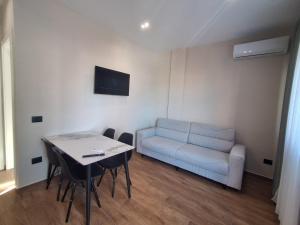 a living room with a couch and a table at Vila Martini in Vlorë