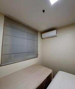 a small room with two beds and a window at Até 4 Hóspedes, Elevador, Varanda C/Frente Piscina Jr Catito in Brasília +34 photos