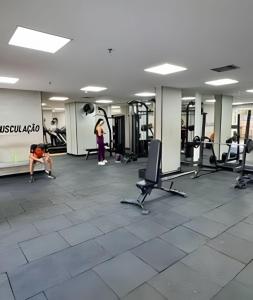 a gym with a person exercising in a gym at Até 4 Hóspedes, Elevador, Varanda C/Frente Piscina Jr Catito in Brasília