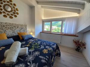 a bedroom with a bed and a large window at La Capital del Mundo in Arredondo