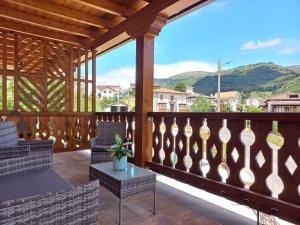a porch with a view of a mountain at La Capital del Mundo in Arredondo