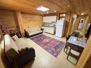 an overhead view of a living room and kitchen in a log cabin at EŞ Pansiyon in Uzungöl
