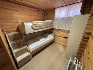 a small room with a bunk bed in a cabin at EŞ Pansiyon in Uzungöl