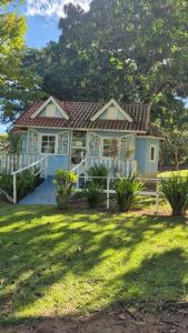 a blue house with a white fence in a yard at Casa c ar cond, wifi, a 5 min Orla da Lagoa Para Famílias in Araruama