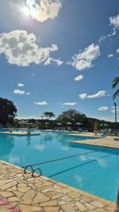 a swimming pool with blue water and a blue sky at Casa c ar cond, wifi, a 5 min Orla da Lagoa Para Famílias in Araruama
