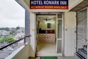 an entrance to a hotel komak inn with a balcony at Hotel O Konark Inn in Naroda +24 photos