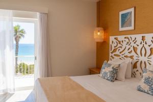 ein Schlafzimmer mit einem Bett und Meerblick in der Unterkunft Mareta View - Boutique Bed & Breakfast in Sagres + 65 Fotos
