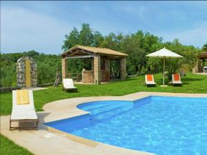 una piscina con gazebo e sedie di Villa in Corfu with Pool and Panoramic Views a Gouviá