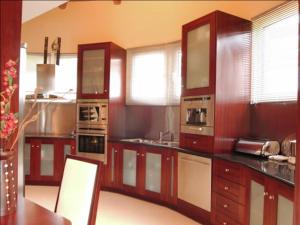 una grande cucina con armadi in legno ed elettrodomestici di Villa in Corfu with Pool and Panoramic Views a Gouviá